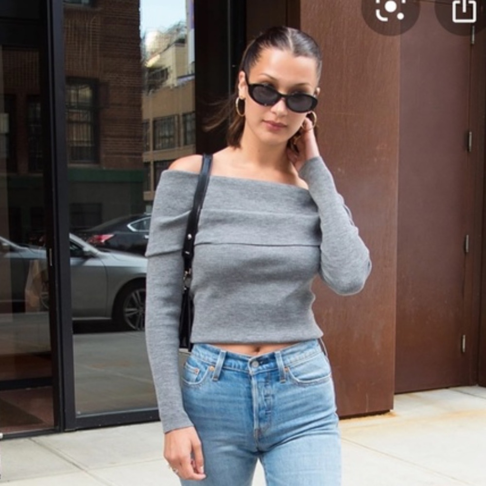 Small BLACK off shoulder sweater aritzia Wilfred 🖤